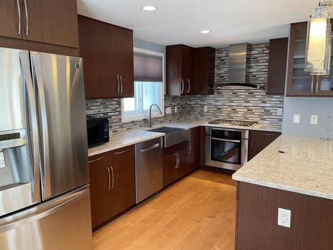 Building Photo - Spacious Townhouse - with parking!