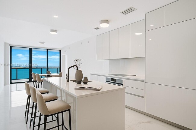 Building Photo - 700 NE 24th St