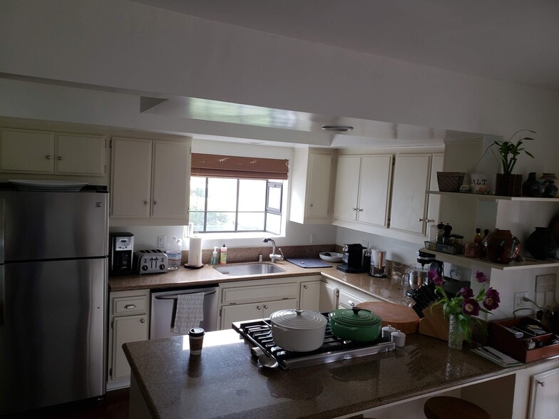 Kitchen (Old counters) - 2090 E Mountain St