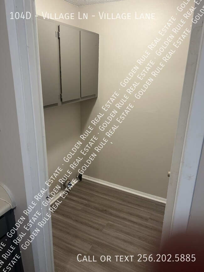 Building Photo - 104 Village Ln