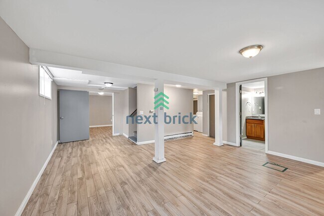 Building Photo - 4 BED & 2 BATH DUPLEX FOR RENT
