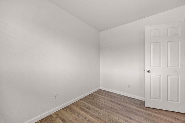 Building Photo - 1615 Cottonwood Dr