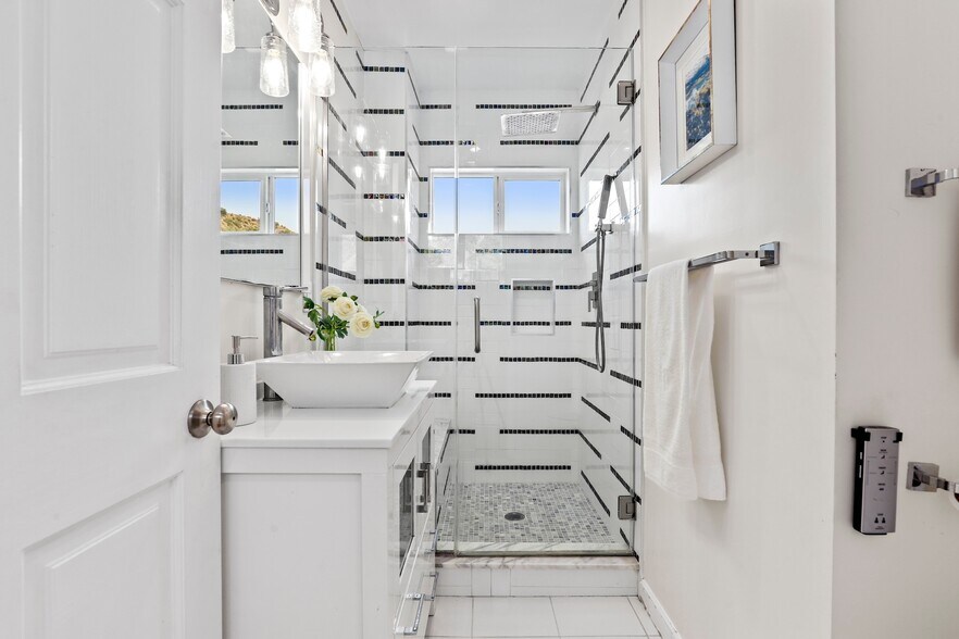 Building Photo - 1024 Hamline Pl
