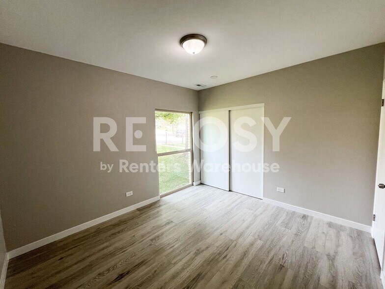 Building Photo - 4192 W Pondview Dr