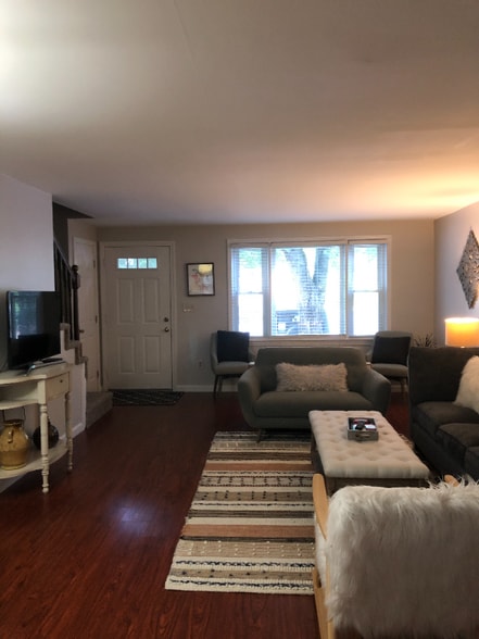 Building Photo - 21 Blossom Ln