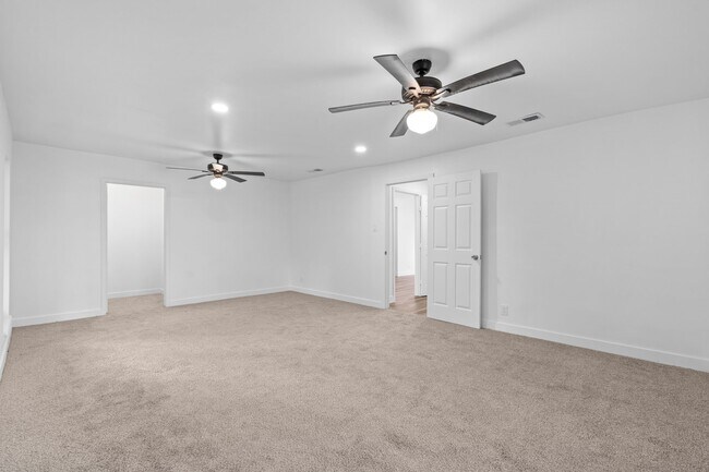 Building Photo - 18049 Martin Dr