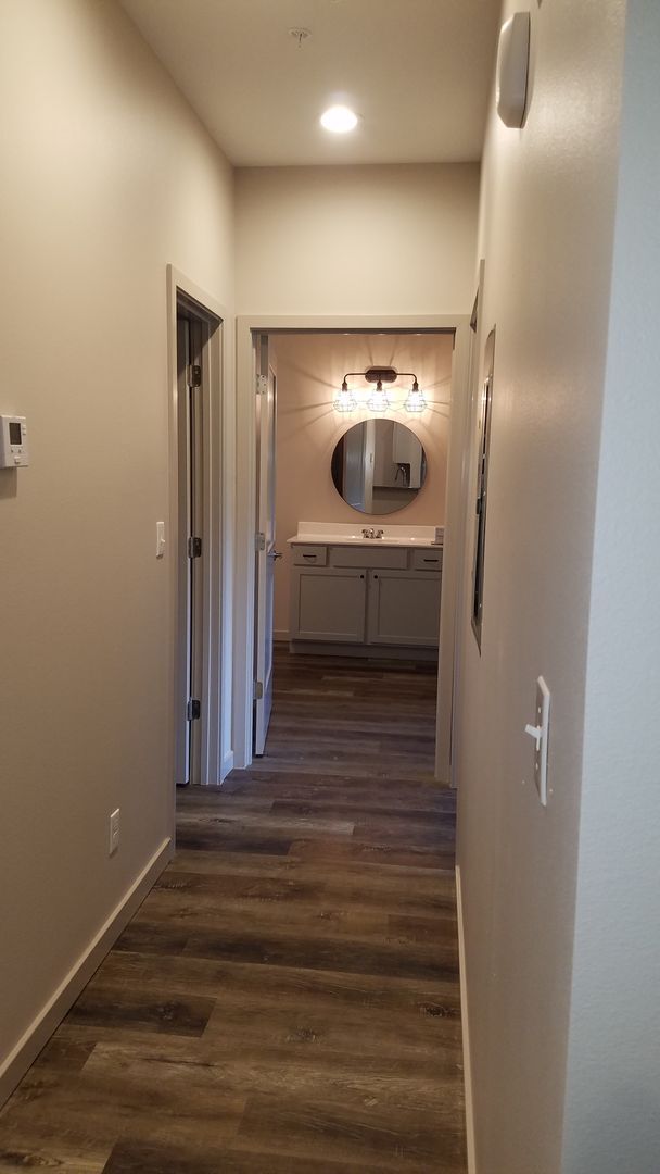 Building Photo - 3 Bedroom 2 Bath Walk-In Level Lakeside Ap...
