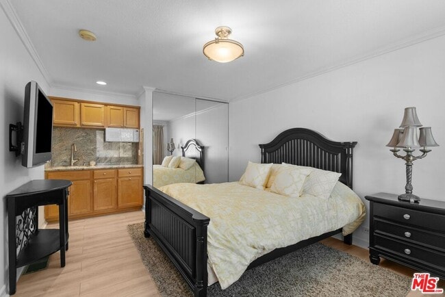 Building Photo - 605 N Hillcrest Rd