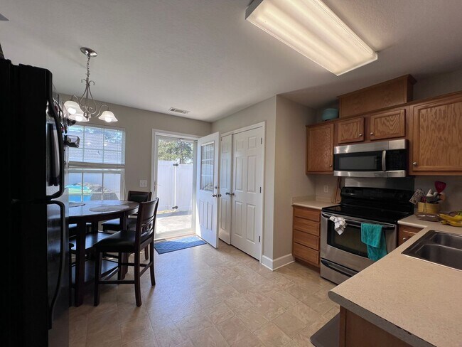 Building Photo - Fantastic 2 bedroom 2 bath townhome