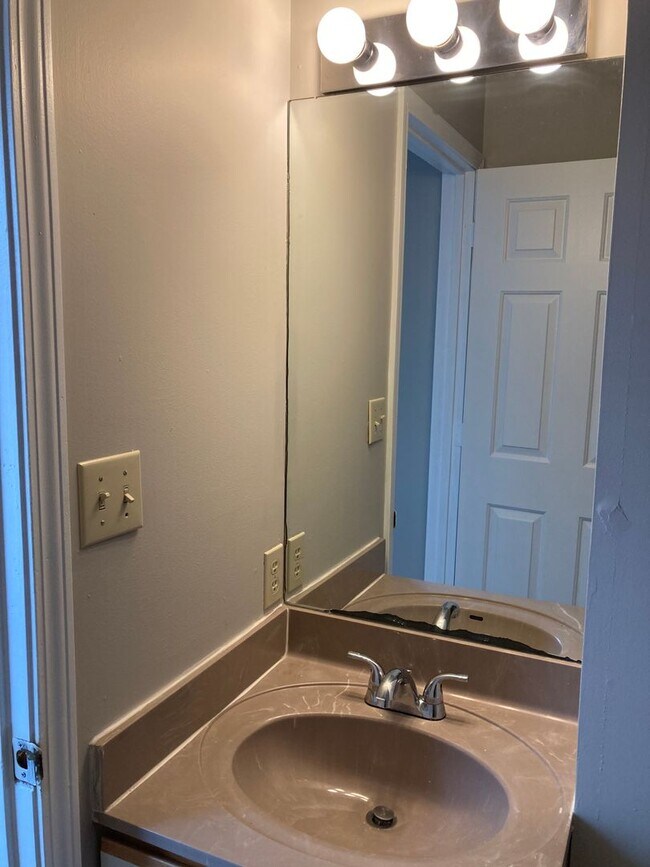 Building Photo - 3 Bedroom, 1.5 bath townhome!