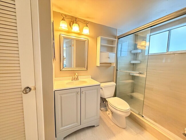 Building Photo - 1/1 CONDO 55 + COMMUNITY - GLEN OAKS, CLOSE TO DOWNTOWN SRQ!