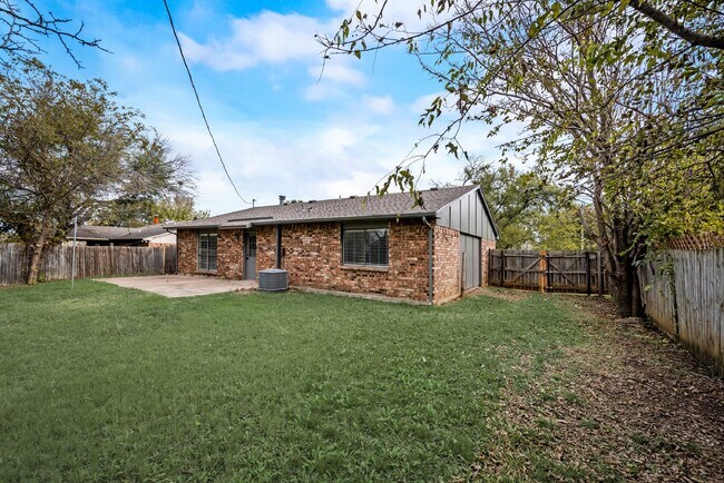 Building Photo - Charming 3-Bedroom Home with 2 Full Baths ...