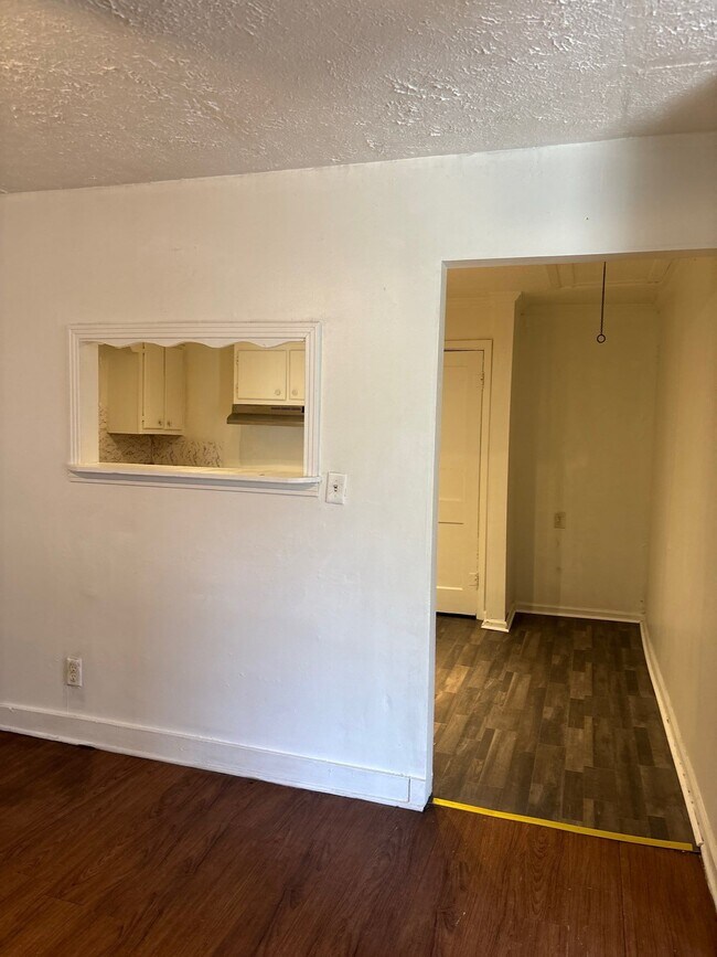 Building Photo - 1105 N McLemore Ave