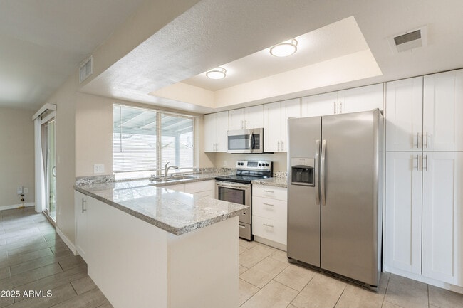 Building Photo - 3422 E Altadena Ave