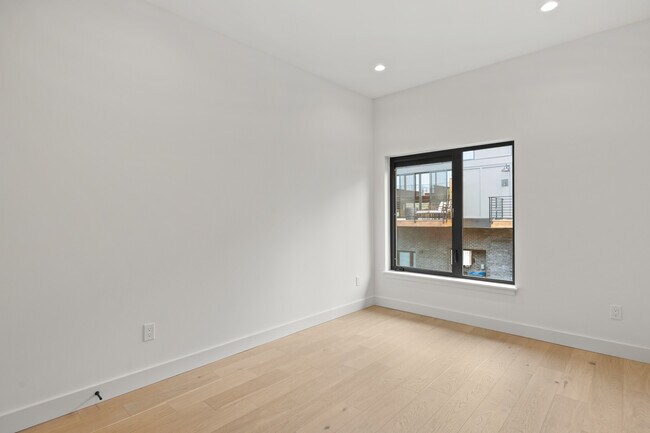 Building Photo - 614 5th Ave S