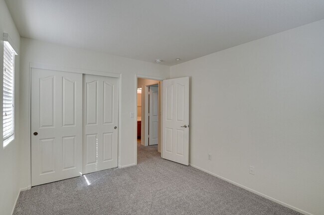 Building Photo - Charming 3-Bedroom Townhome in 89044 with Gated Porch, Walk-In Pantry & Spacious Primary Suite