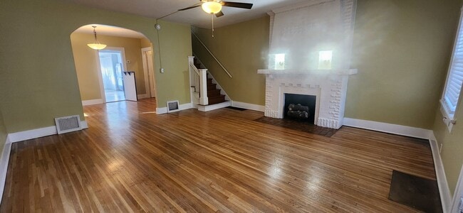 Building Photo - 3 Bedroom 1.5 bath Duplex