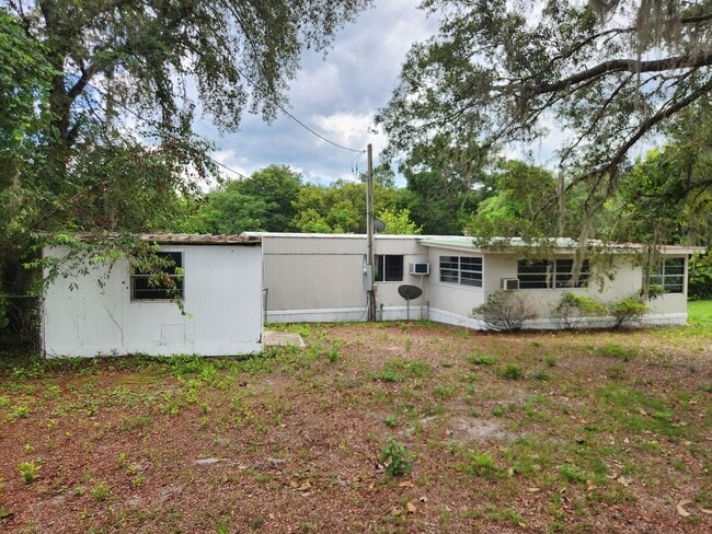 Building Photo - FRESHLY PAINTED AND NEW FLOORING! 2 Bed 1 Bath With Screened Porch