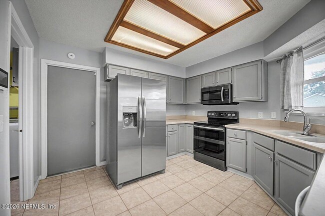 Building Photo - 8472 Bandera Cir W