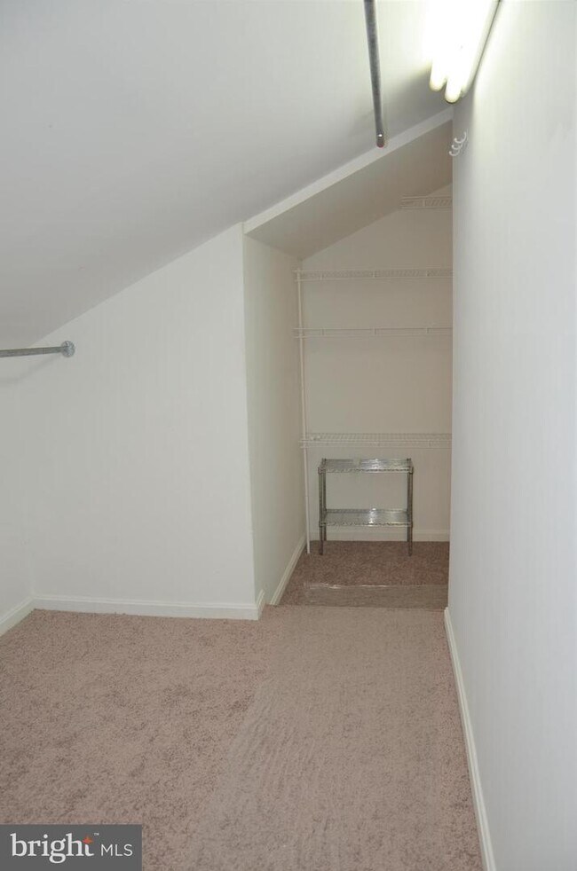 Building Photo - 3311 Lakeside View Dr