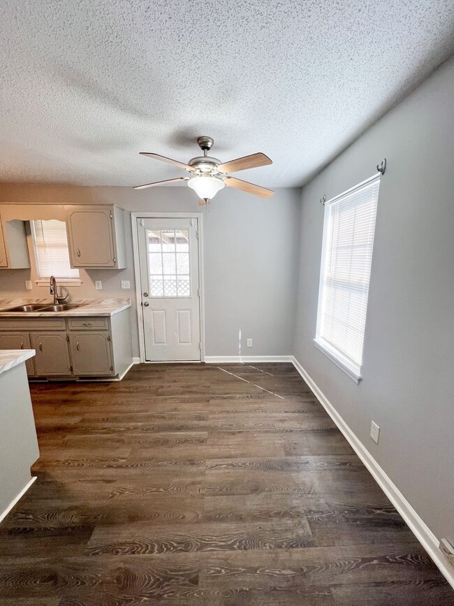 Building Photo - 3 Bedroom 1 Bathroom home with fenced in b...