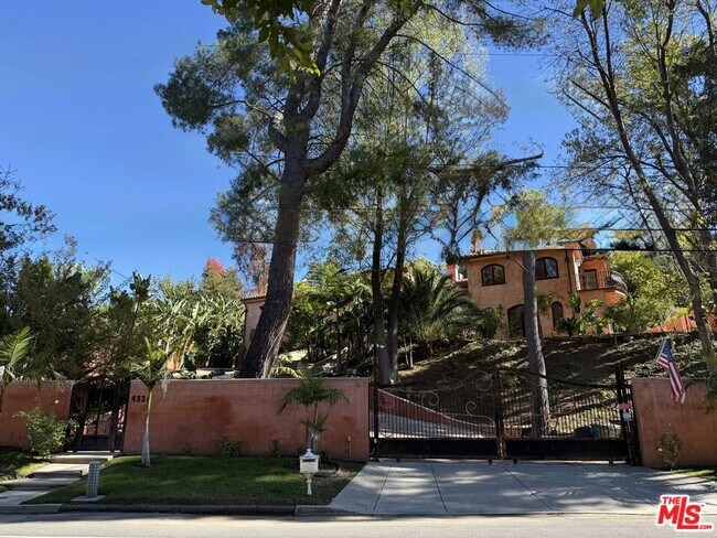 Building Photo - 4536 Vanalden Ave