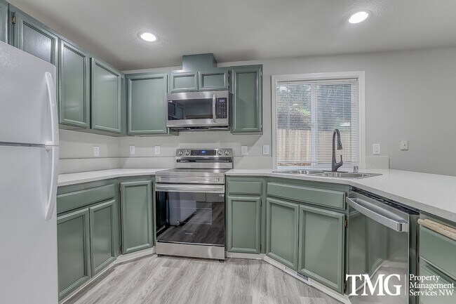 Building Photo - Spacious 4 Bedroom/2.5 Bath Hazell Dell Home!