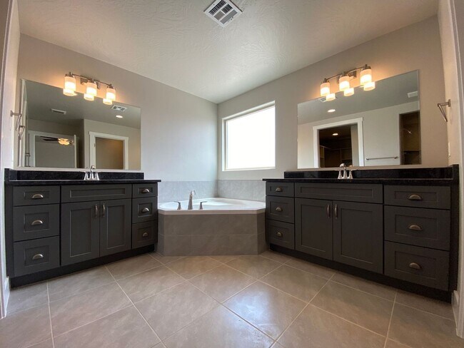 Building Photo - Newer- Red Mountain Vista Town Home,