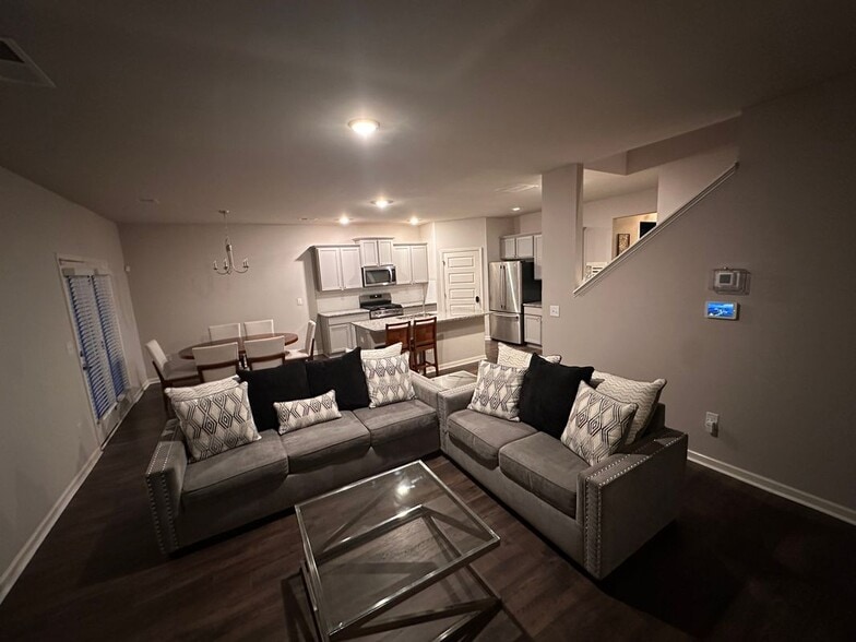 Building Photo - 3283 Hawthorn Farm Blvd