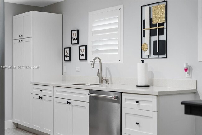 Building Photo - 230 SW 12th Ave