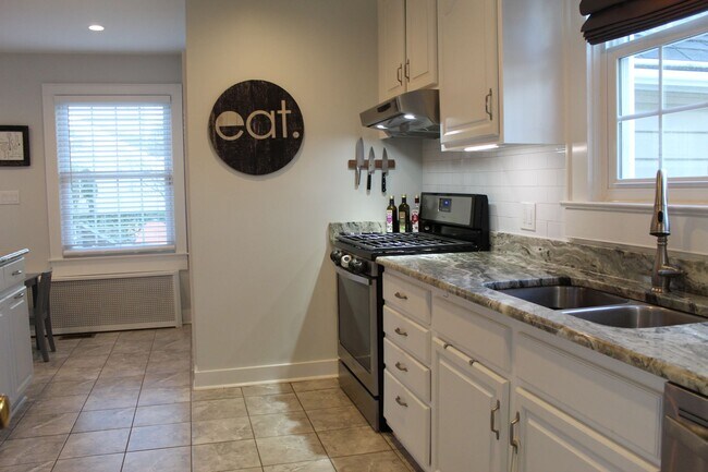 Building Photo - LARCHMONT