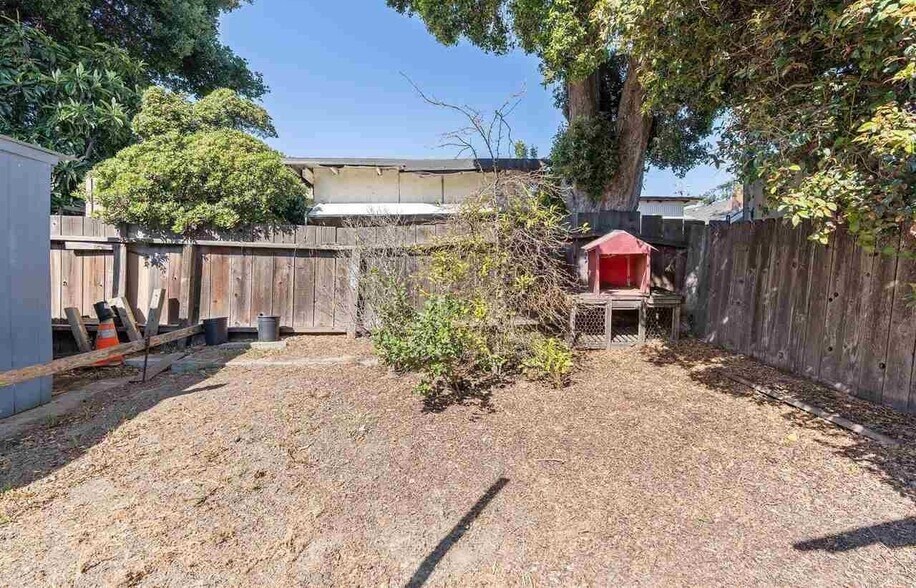 Building Photo - 4076 Santa Rita St