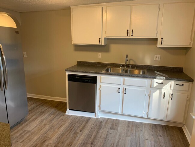 Kitchen #1 - 208 S Summit Ave