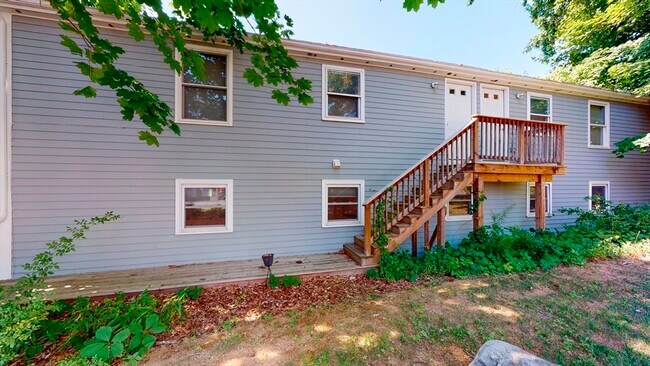 Building Photo - 10 Riverbank Rd