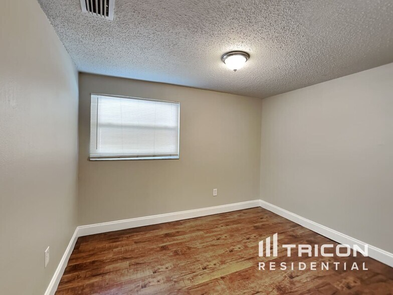 Building Photo - 1017 Jadewood Ave