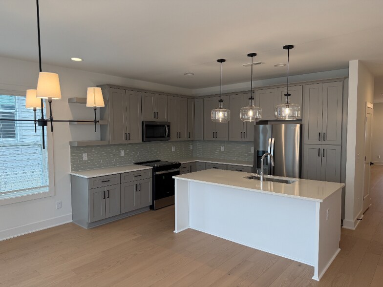 Building Photo - 5045 Lundy Dr