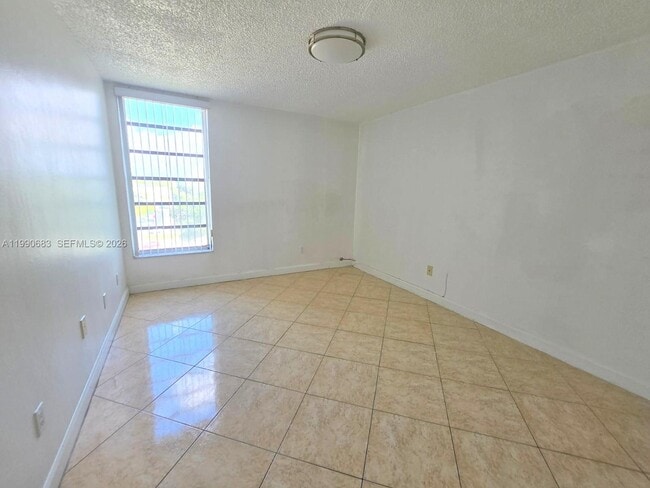 Building Photo - 310 Fontainebleau Blvd