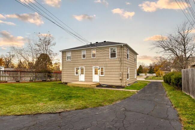 Building Photo - 148 Roselawn Ave NE