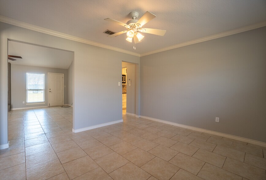 Building Photo - 140 Lakewood Dr