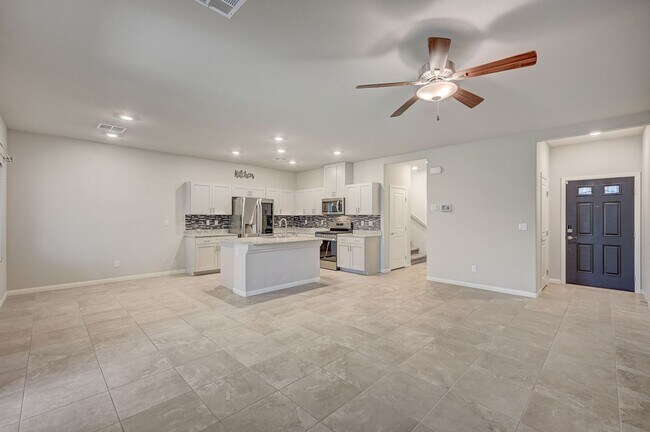 Building Photo - Spacious 4 Bedroom Home!