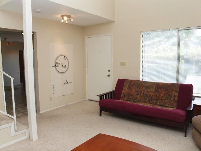 Building Photo - Spacious Townhouse in North Austin!