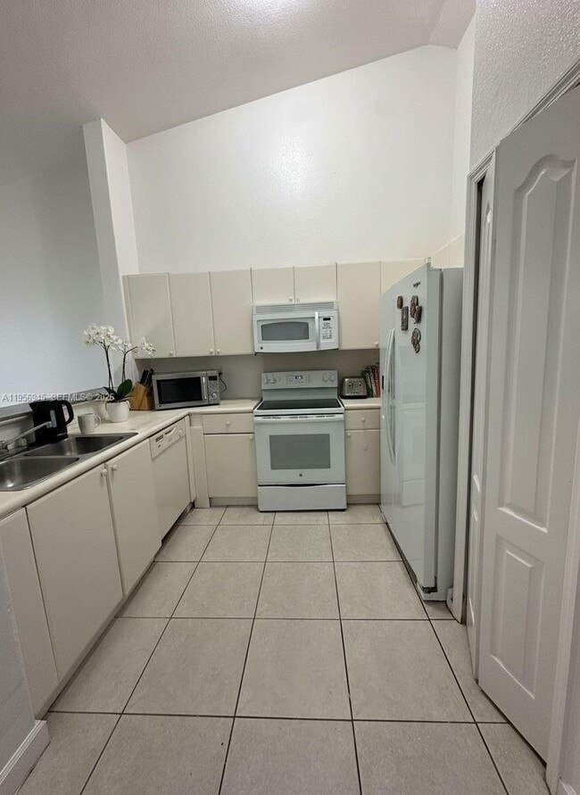 Building Photo - 1666 SE 27th Ct