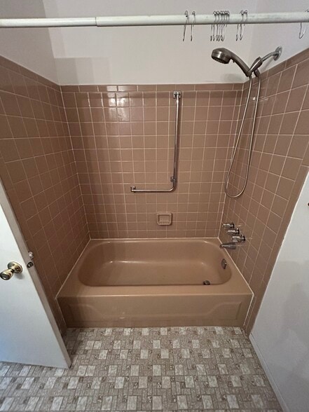 Main bathroom - 53 Vail St