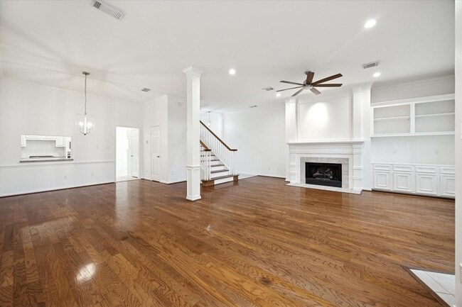 Building Photo - Beautiful Home Near University of St. Thomas