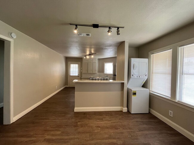 Building Photo - 2 Bedroom Home Located In Tech Terrace!