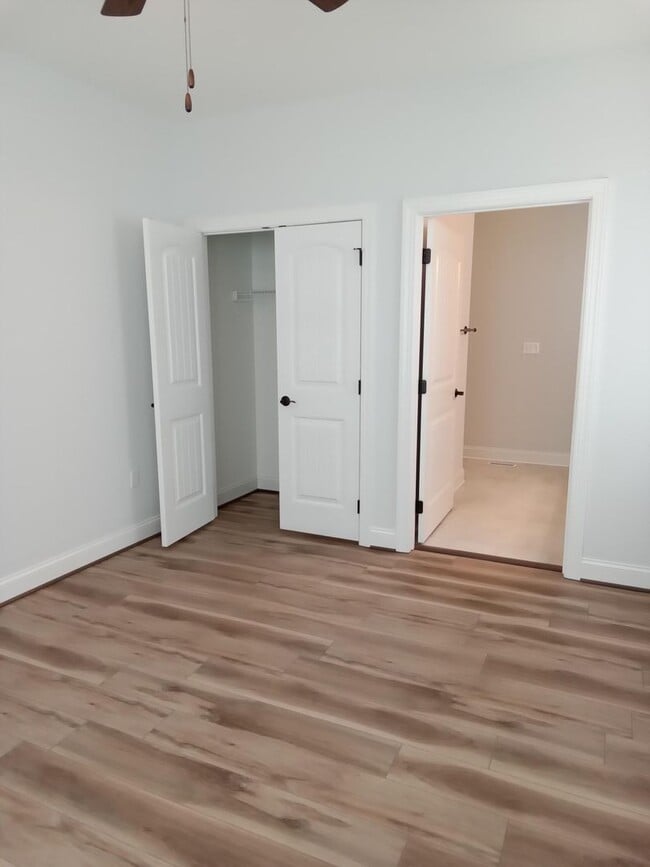 Building Photo - Patio Townhome Located 1 Block from Bedfor...