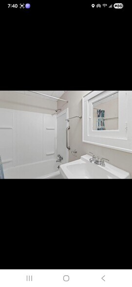 Building Photo - 408 1/2 E Washington St