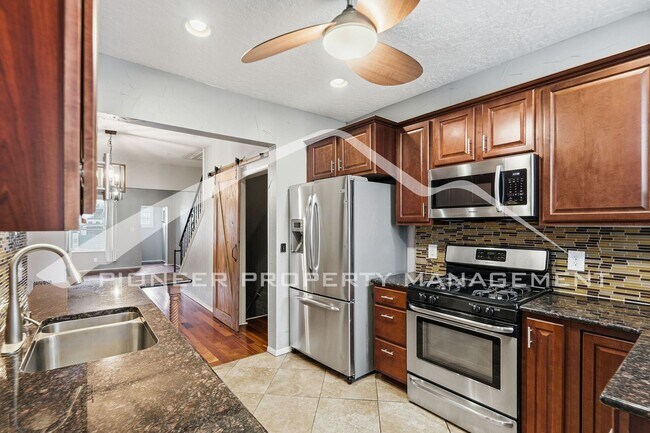Building Photo - Charming Townhouse with Central AC and Great Location!