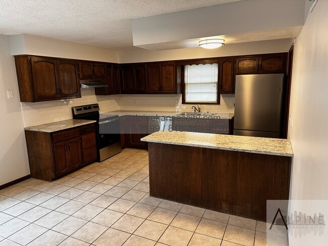 Building Photo - Spacious Parkville Ranch