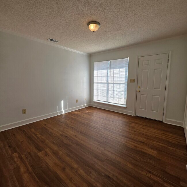 Building Photo - 3114 Fernridge Dr